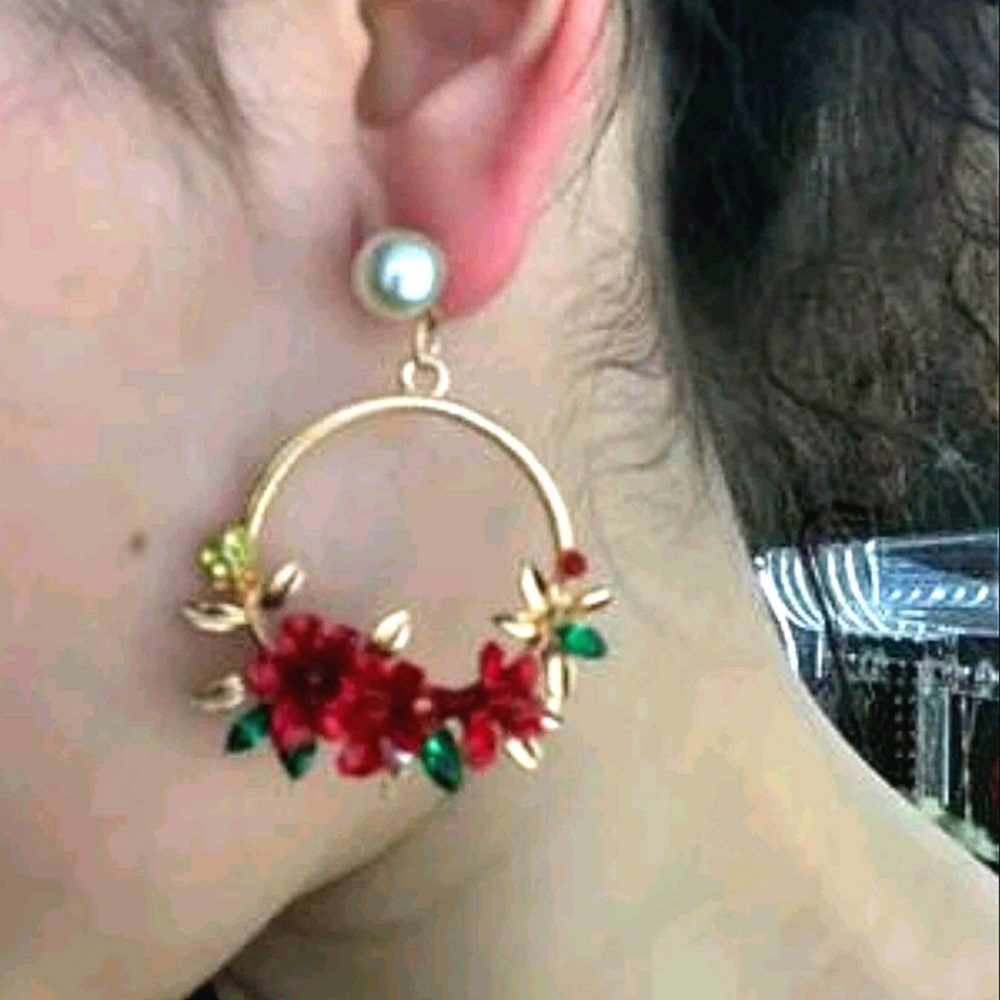 Red floral flower bouquet textured gold hoop pearl statement earrings - Picture 6 of 10